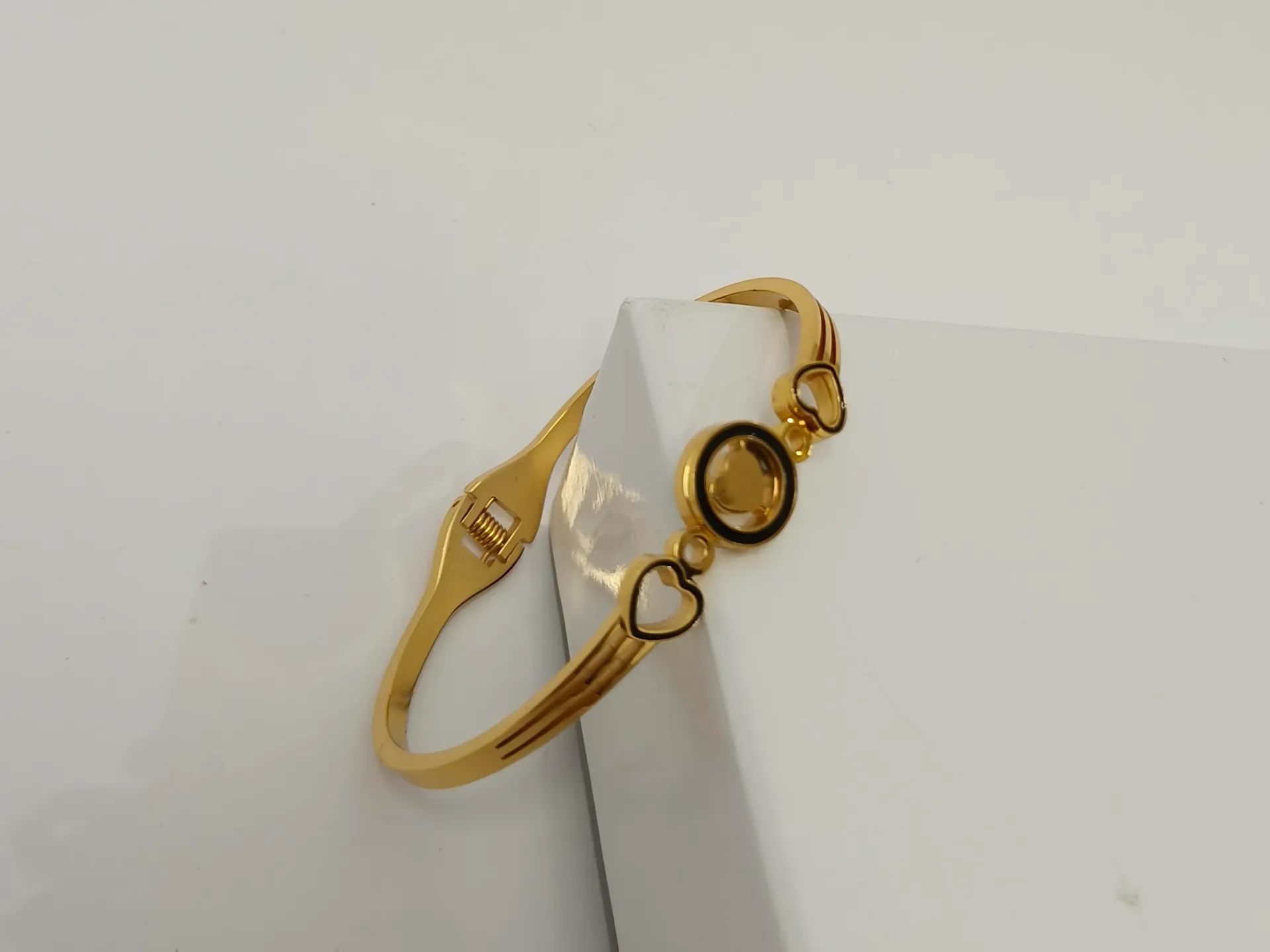 [ATBG009] Gold Heart Motif Anti Tarnish Bracelet – Gold Finish
