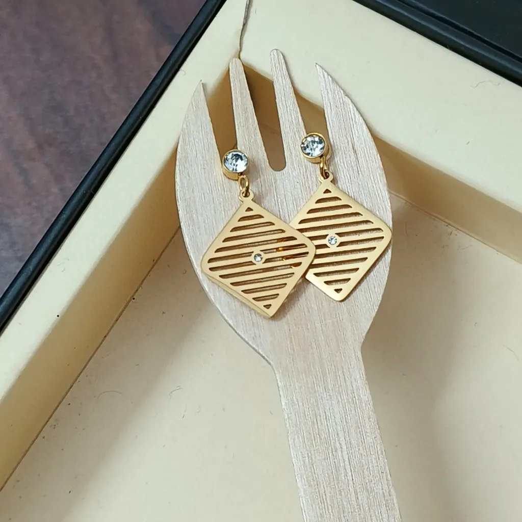 [ATEG017] Golden Striped Diamond Drop Earrings – Anti Tarnish