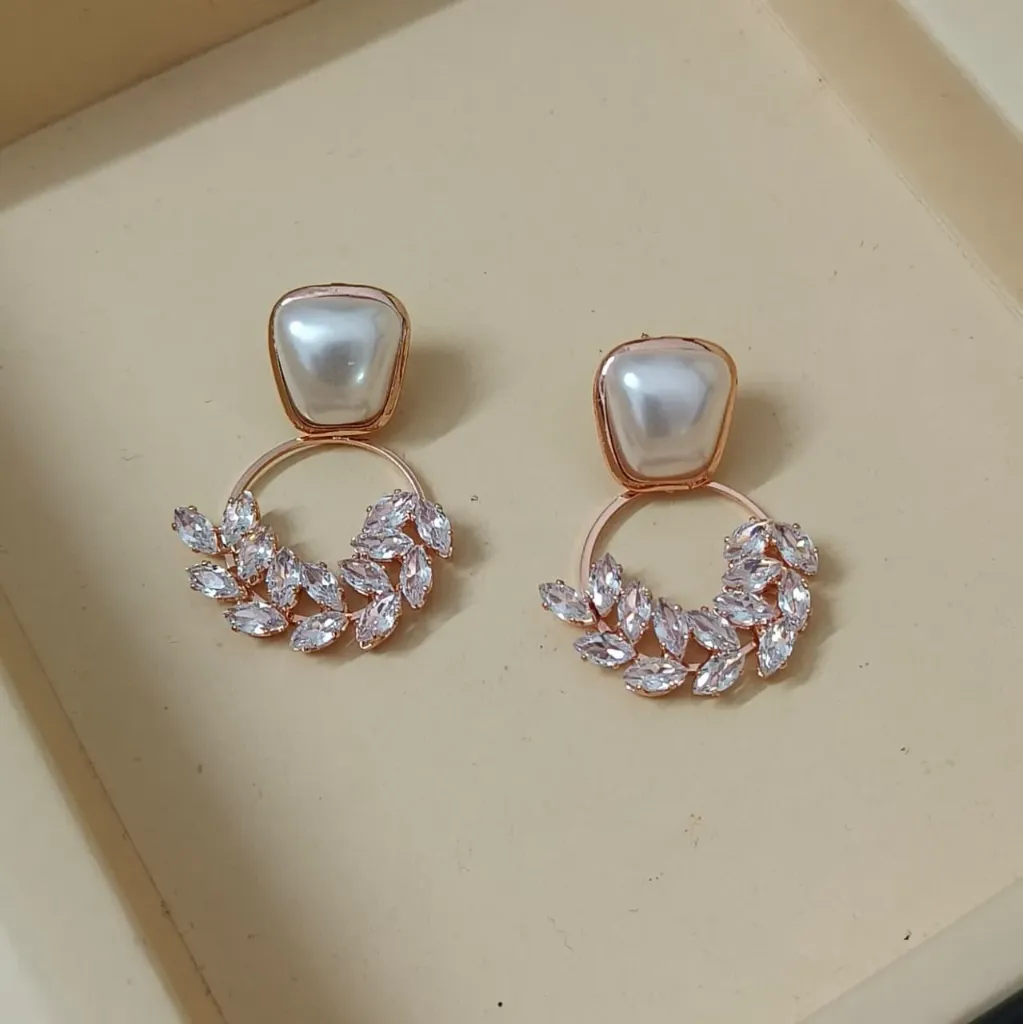 [ATERG005] Pearl & Crystal Leaf Hoop Earrings