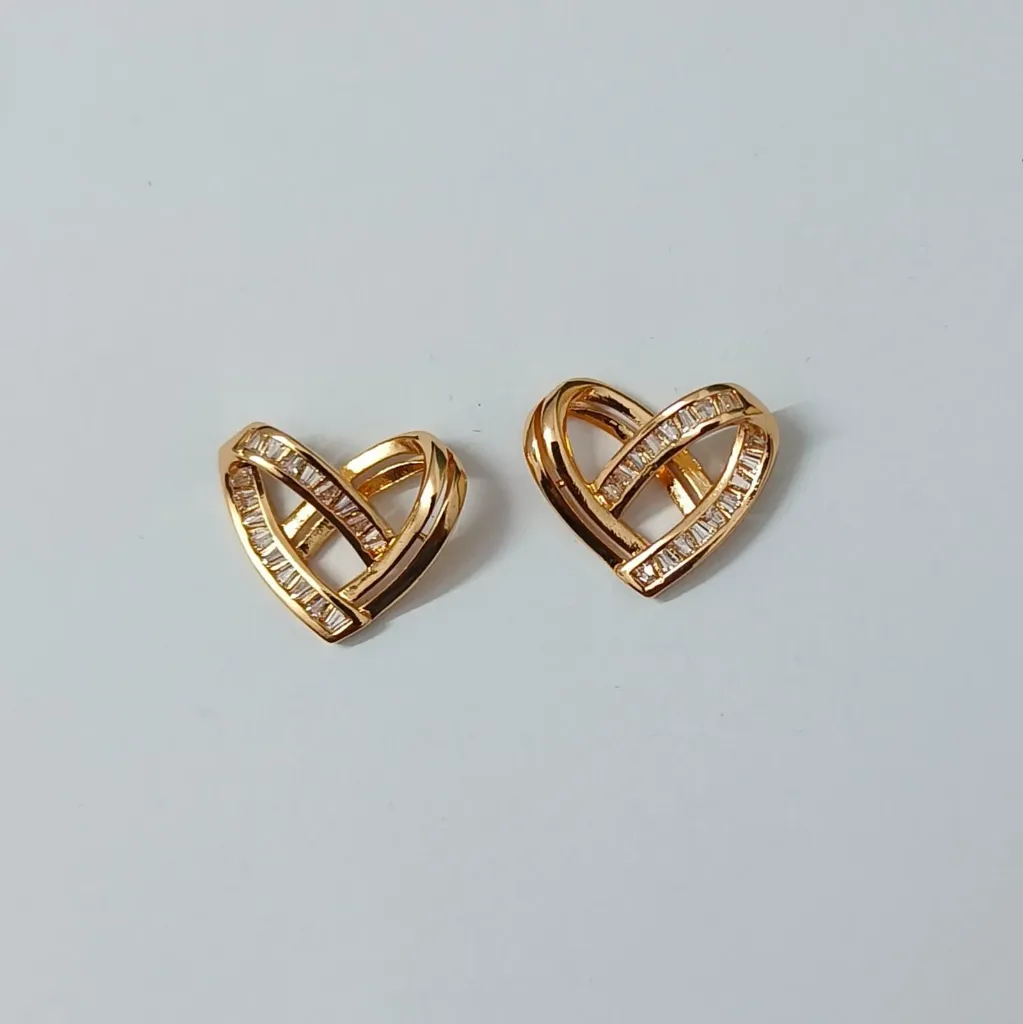 [ATERG012] Crystal Loop Heart Stud Earrings – Anti Tarnish