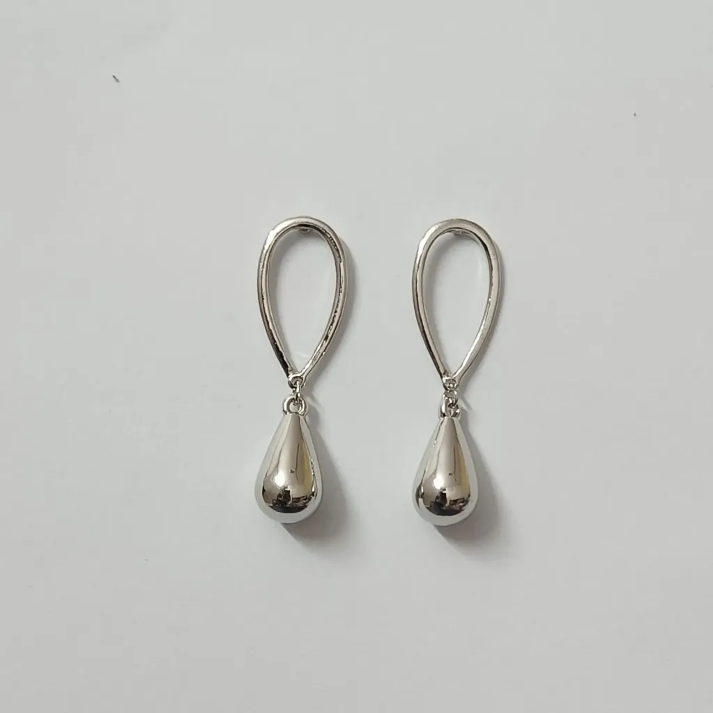 Minimal Teardrop Earrings – Anti Tarnish