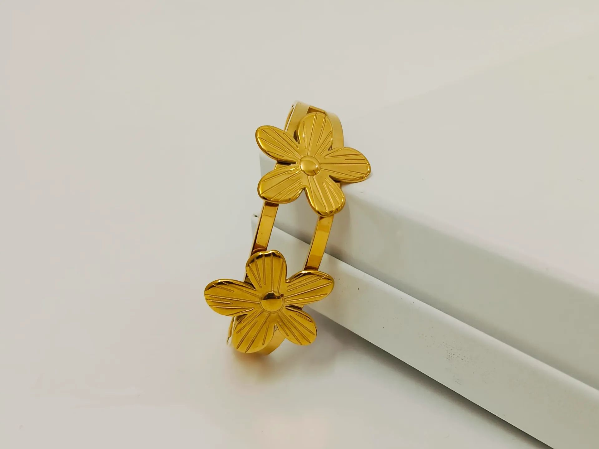 [ATBG034] Dual Floral Motif Anti Tarnish Bracelet
